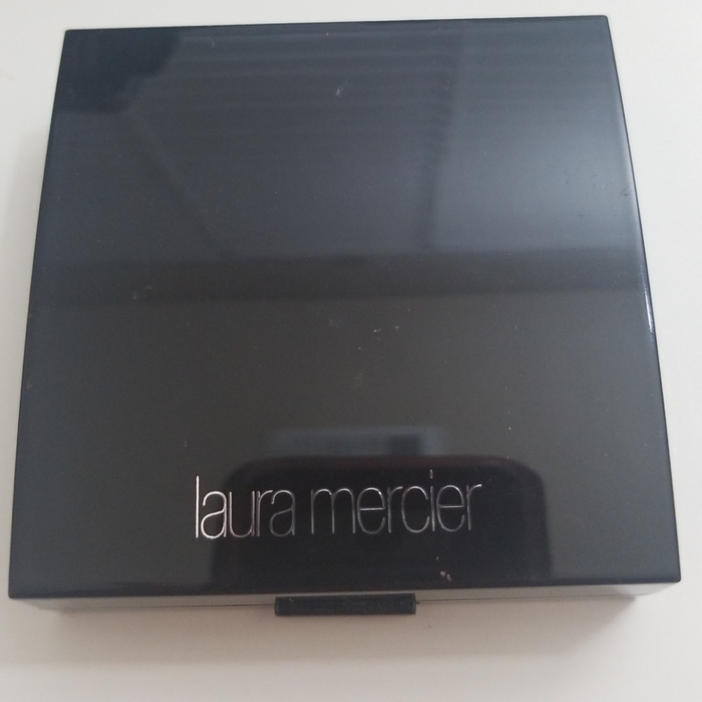 LAURA MERCIER baked highliter